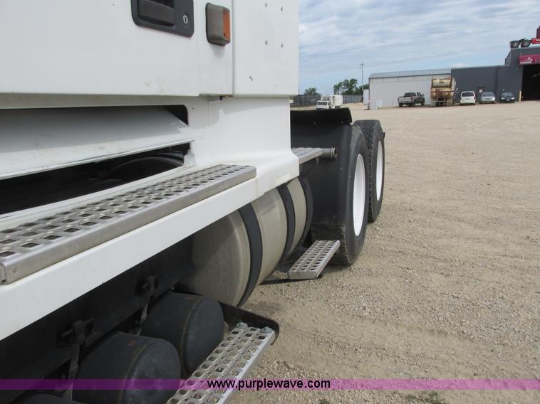 image for item K4060 1998 Volvo VN semi truck