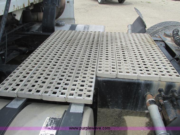 image for item K4060 1998 Volvo VN semi truck