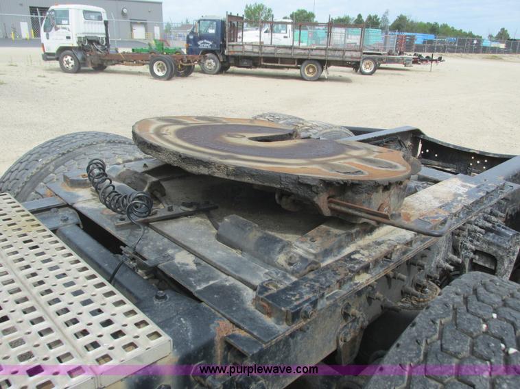 image for item K4060 1998 Volvo VN semi truck