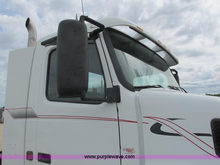 image for item K4060 1998 Volvo VN semi truck