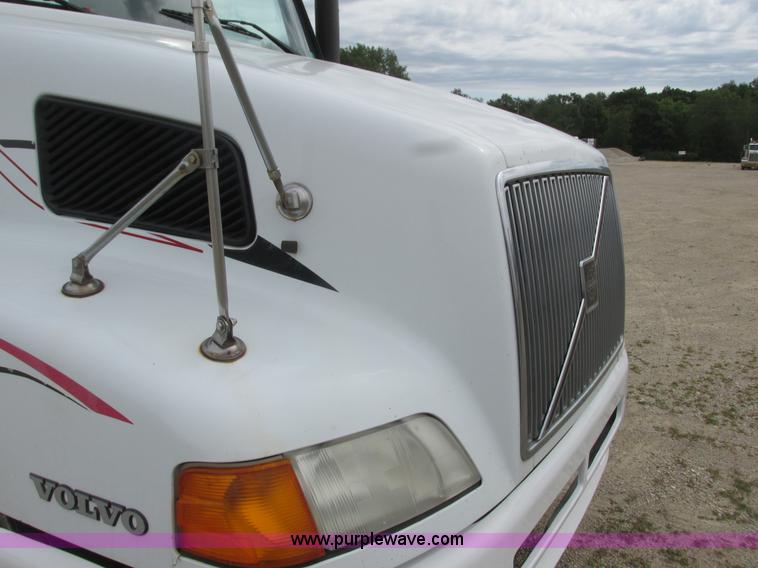 image for item K4060 1998 Volvo VN semi truck