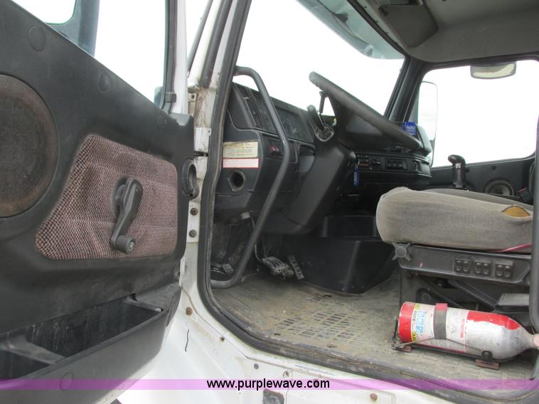 image for item K4060 1998 Volvo VN semi truck