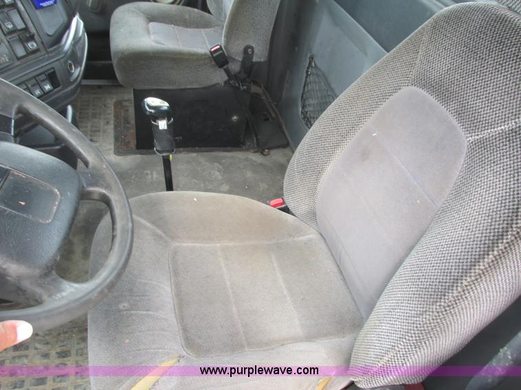 image for item K4060 1998 Volvo VN semi truck