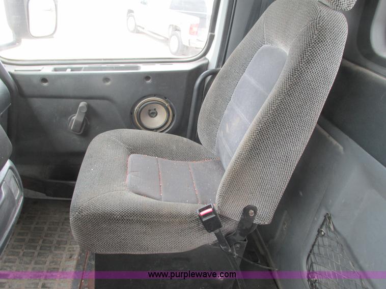 image for item K4060 1998 Volvo VN semi truck