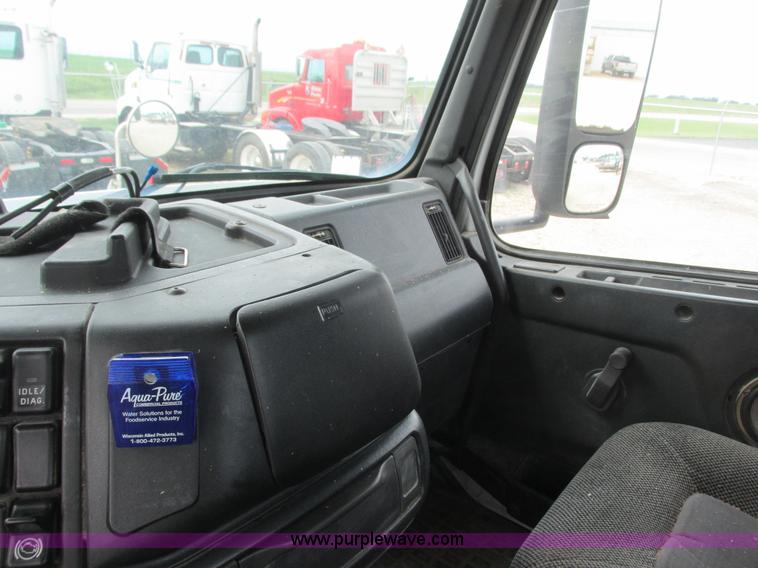 image for item K4060 1998 Volvo VN semi truck