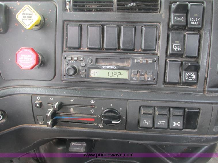 image for item K4060 1998 Volvo VN semi truck