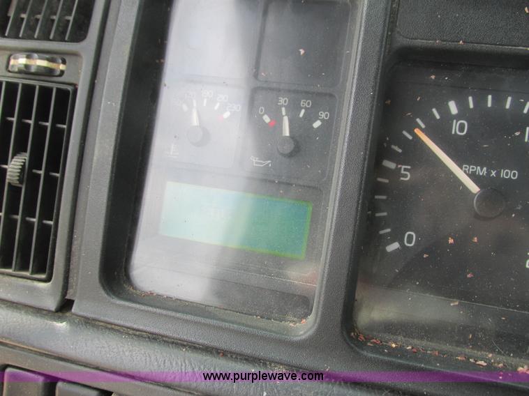 image for item K4060 1998 Volvo VN semi truck