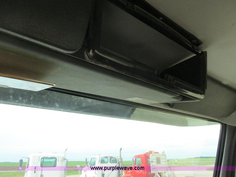 image for item K4060 1998 Volvo VN semi truck