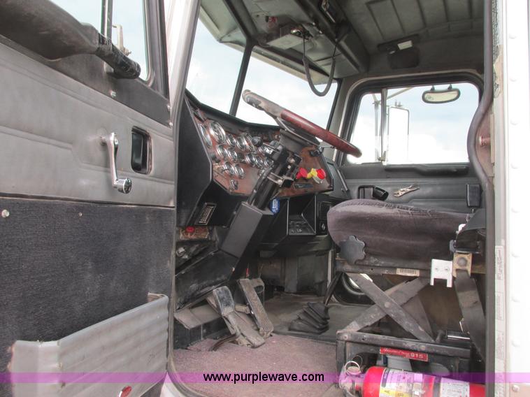 image for item K4063 1997 Peterbilt 379 semi truck