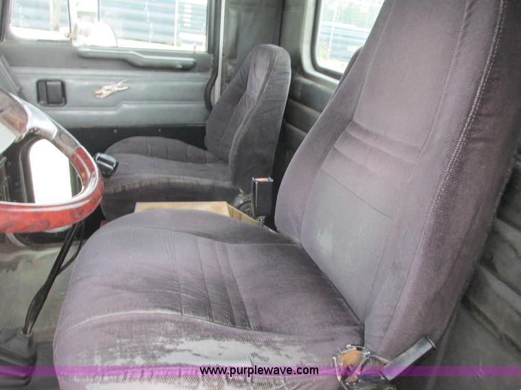 image for item K4063 1997 Peterbilt 379 semi truck