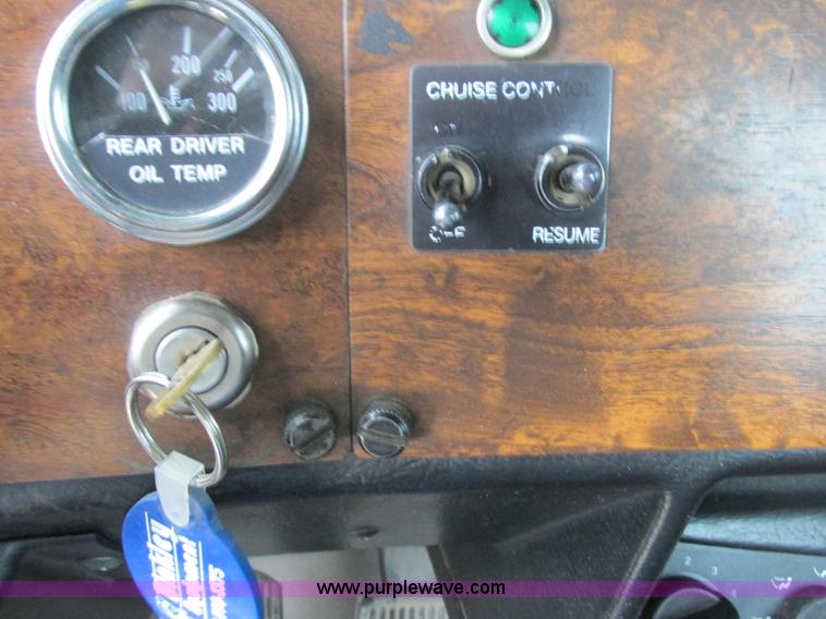 image for item K4063 1997 Peterbilt 379 semi truck