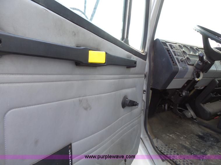 image for item K5323 1998 Freightliner FL70 box truck