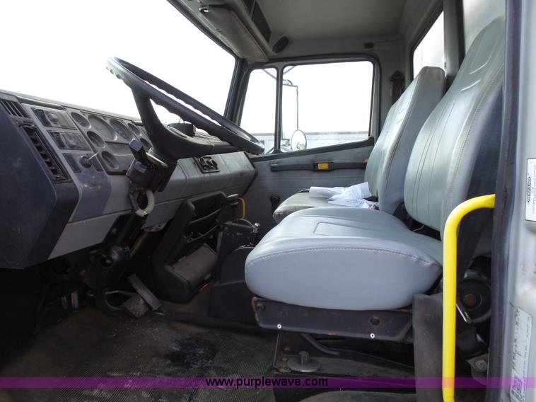 image for item K5323 1998 Freightliner FL70 box truck