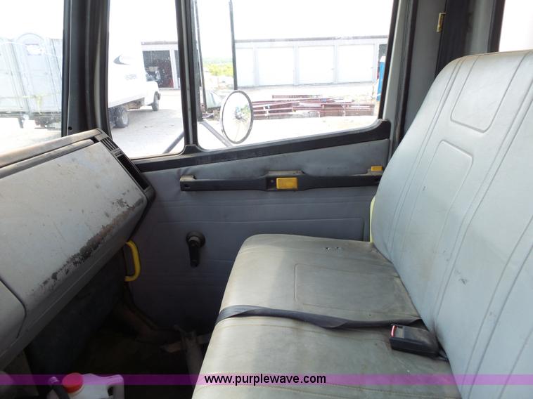 image for item K5323 1998 Freightliner FL70 box truck