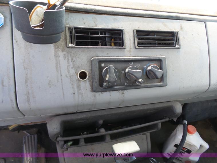 image for item K5323 1998 Freightliner FL70 box truck