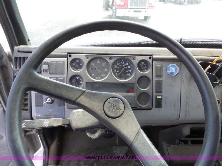 image for item K5323 1998 Freightliner FL70 box truck