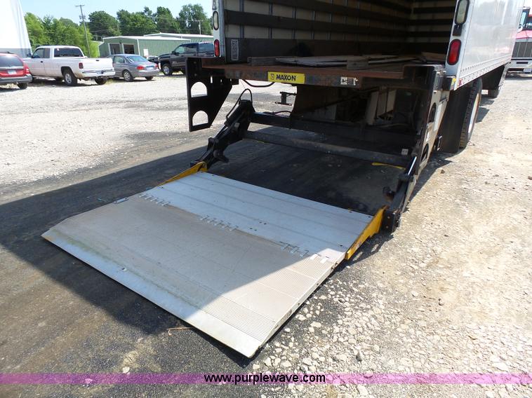 image for item K5323 1998 Freightliner FL70 box truck