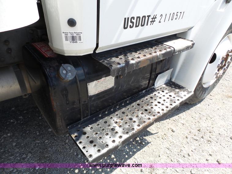 image for item K5323 1998 Freightliner FL70 box truck