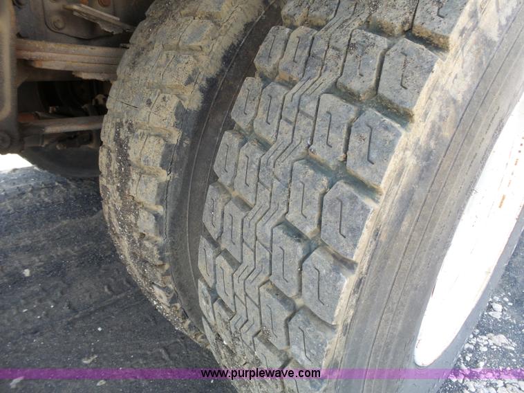 image for item K5323 1998 Freightliner FL70 box truck