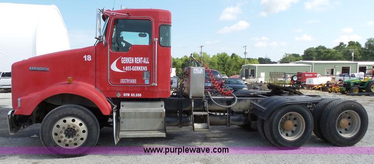 image for item K5324 2001 Kenworth T800B semi truck