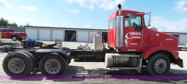 image for item K5324 2001 Kenworth T800B semi truck
