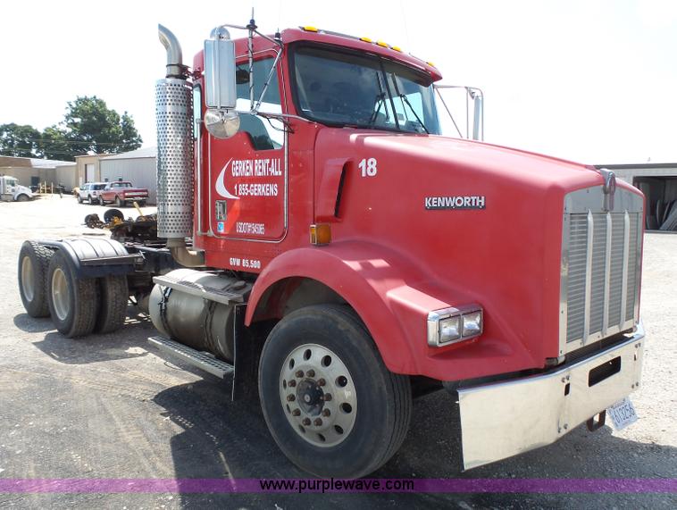 image for item K5324 2001 Kenworth T800B semi truck