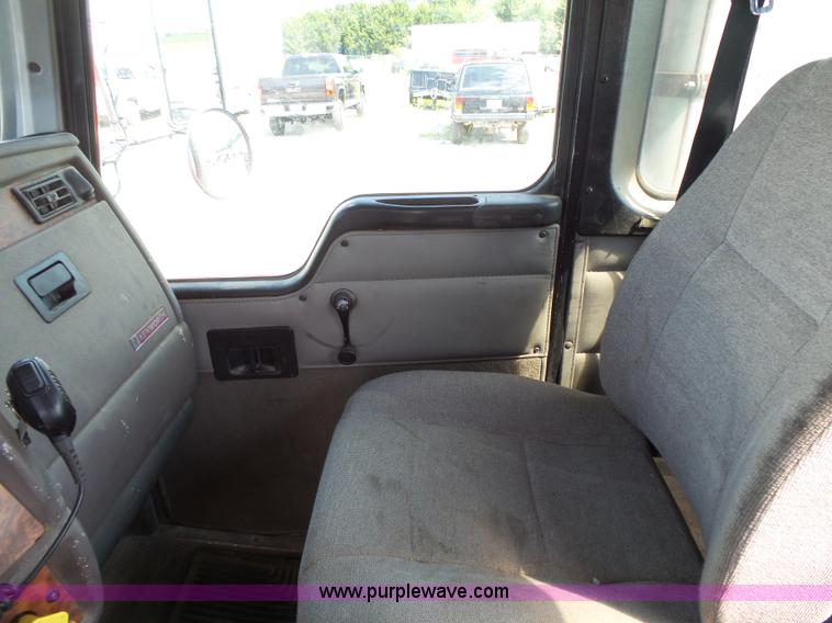 image for item K5324 2001 Kenworth T800B semi truck