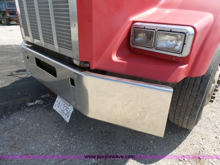 image for item K5324 2001 Kenworth T800B semi truck