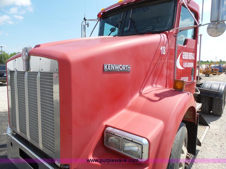 image for item K5324 2001 Kenworth T800B semi truck