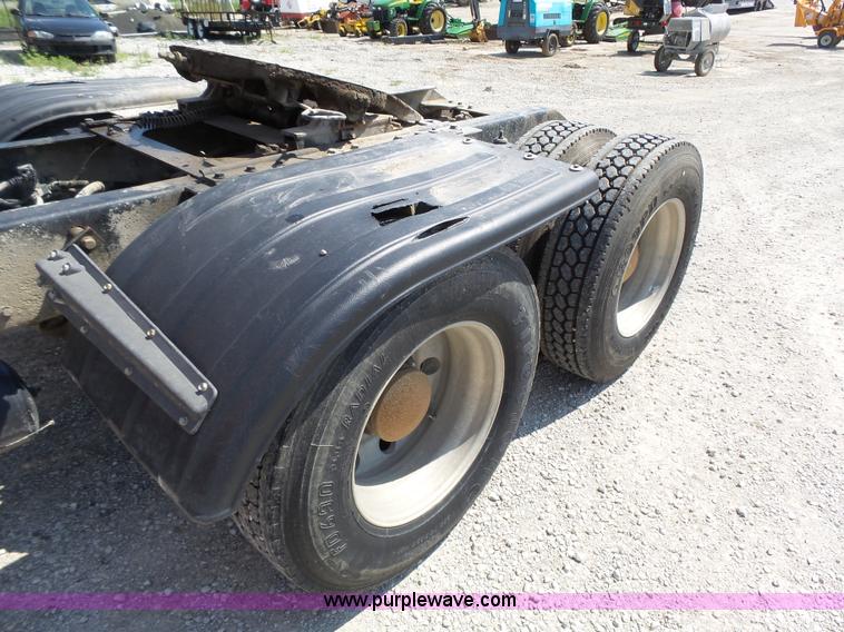 image for item K5324 2001 Kenworth T800B semi truck