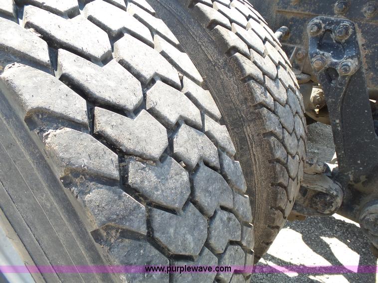 image for item K5324 2001 Kenworth T800B semi truck