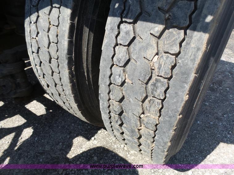 image for item K5324 2001 Kenworth T800B semi truck