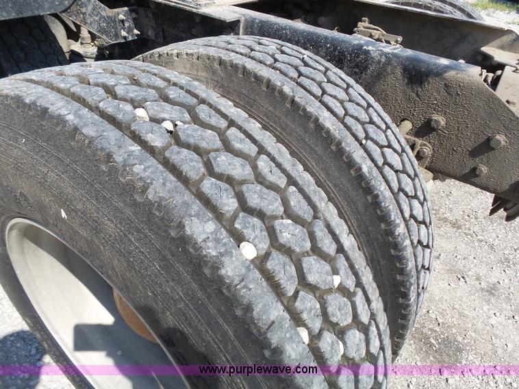 image for item K5324 2001 Kenworth T800B semi truck