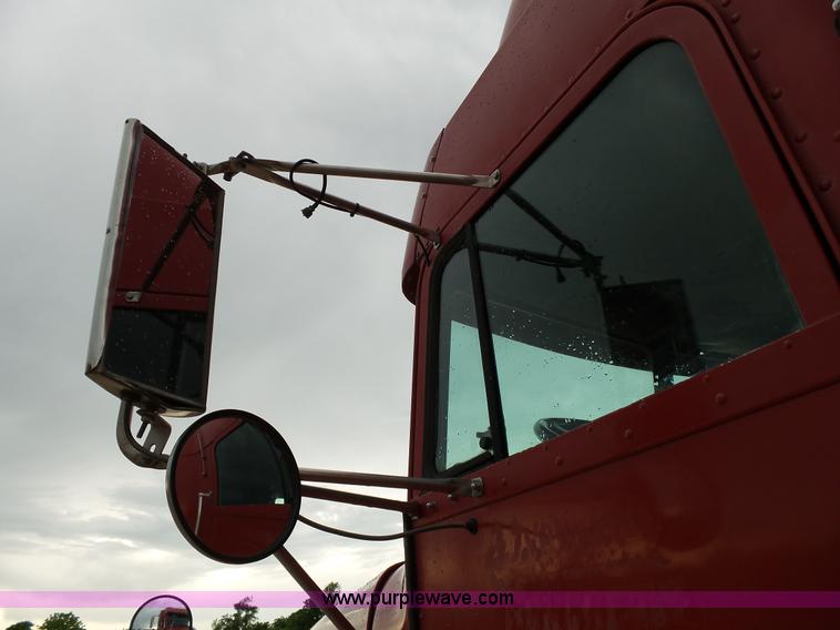 image for item L2047 1995 Freightliner FLD semi truck