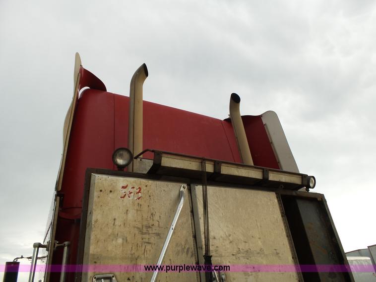 image for item L2047 1995 Freightliner FLD semi truck