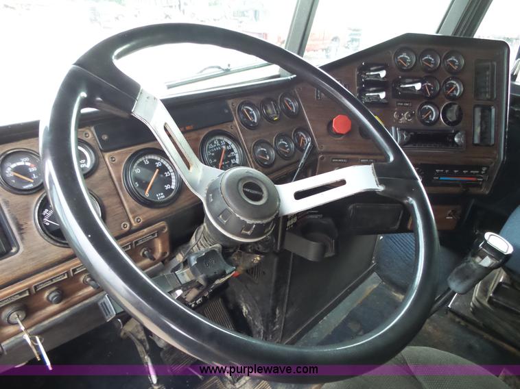 image for item L2047 1995 Freightliner FLD semi truck