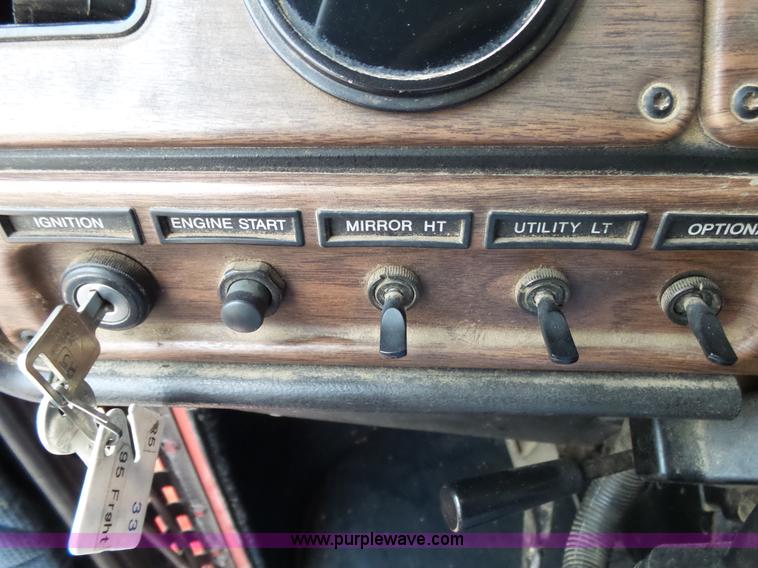 image for item L2047 1995 Freightliner FLD semi truck