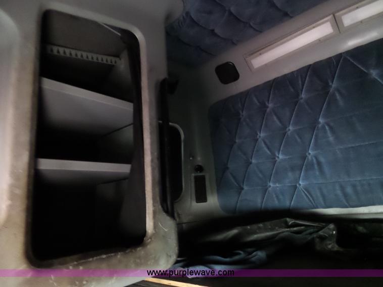 image for item L2047 1995 Freightliner FLD semi truck