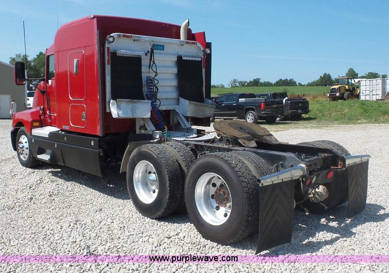 image for item L2876 2000 Kenworth semi truck