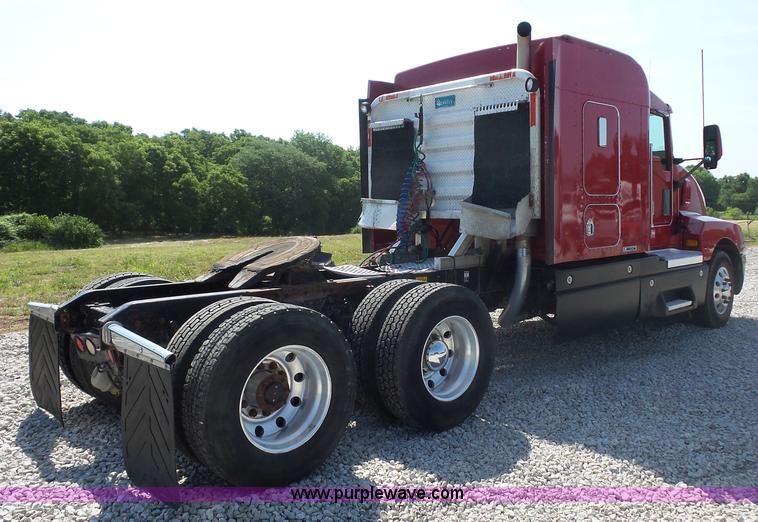 image for item L2876 2000 Kenworth semi truck