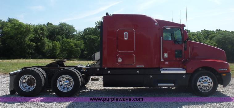 image for item L2876 2000 Kenworth semi truck