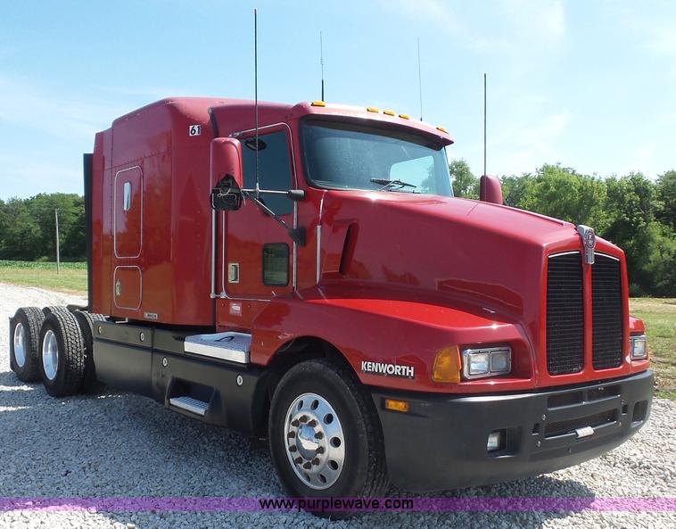 image for item L2876 2000 Kenworth semi truck