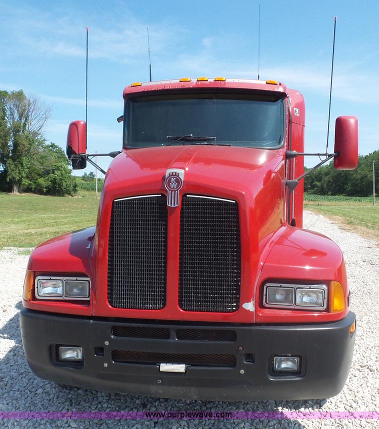 image for item L2876 2000 Kenworth semi truck
