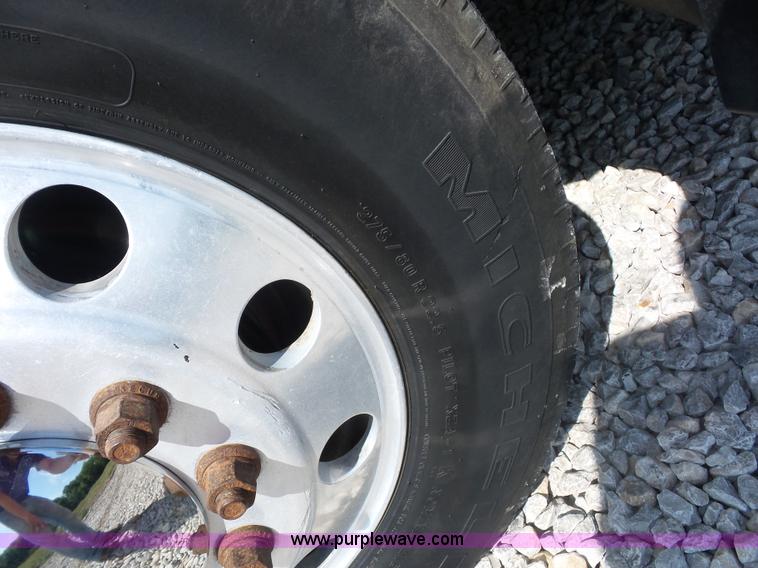 image for item L2876 2000 Kenworth semi truck