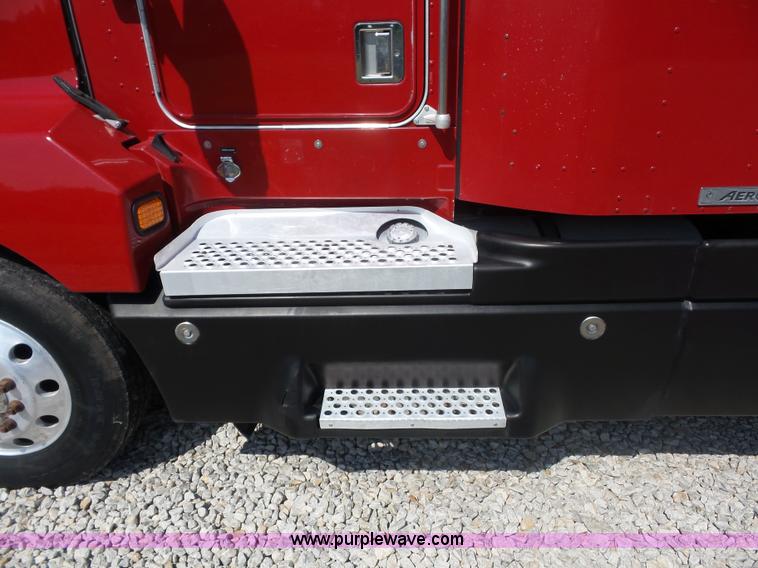 image for item L2876 2000 Kenworth semi truck