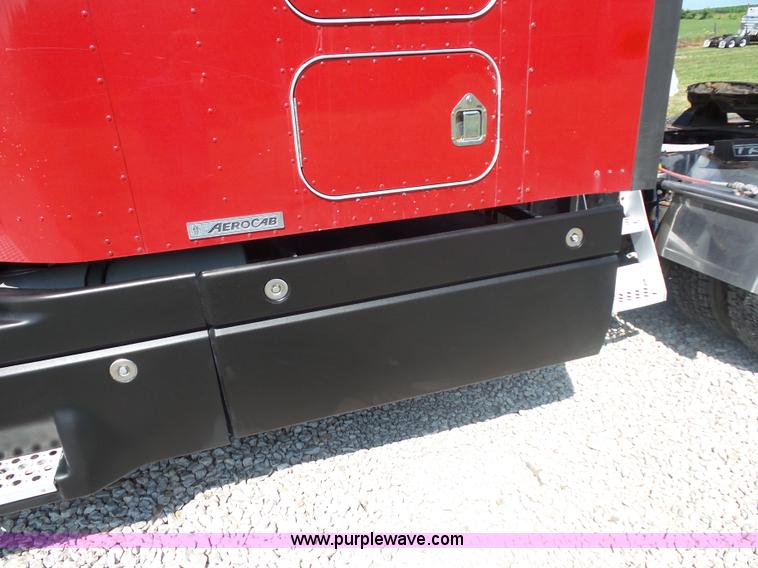 image for item L2876 2000 Kenworth semi truck