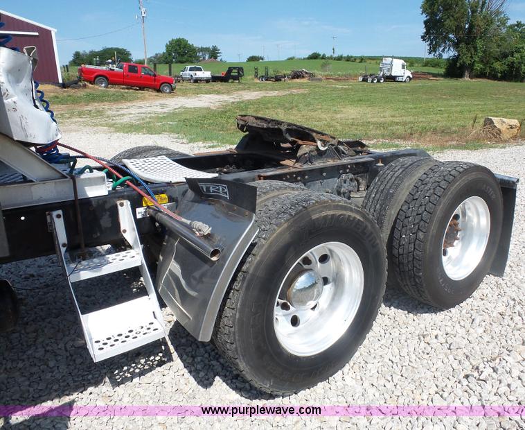 image for item L2876 2000 Kenworth semi truck