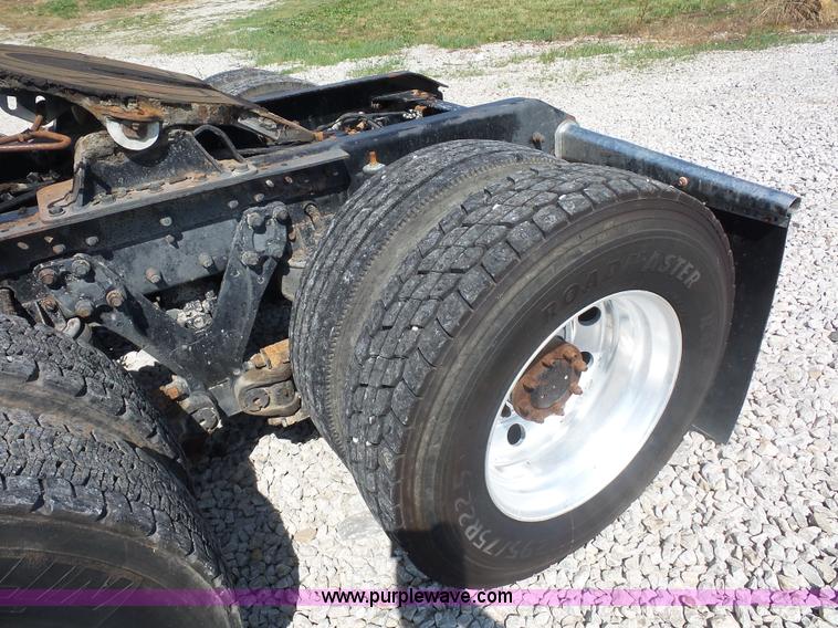 image for item L2876 2000 Kenworth semi truck