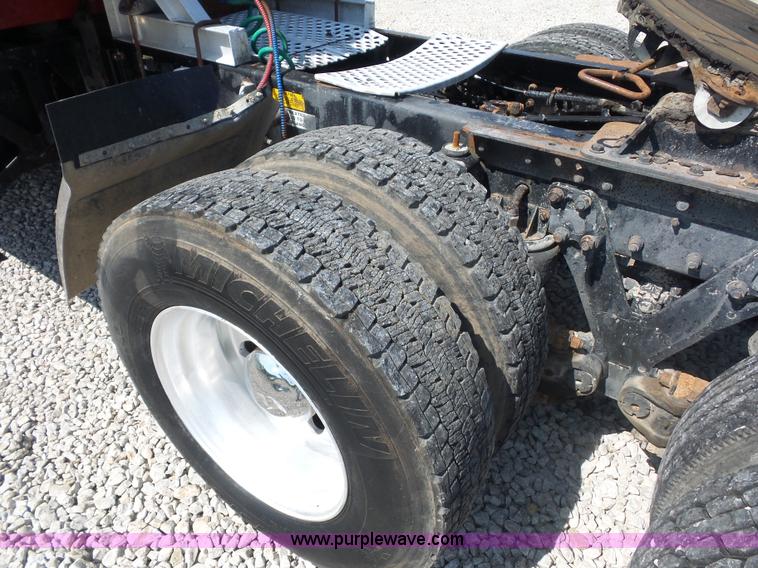 image for item L2876 2000 Kenworth semi truck