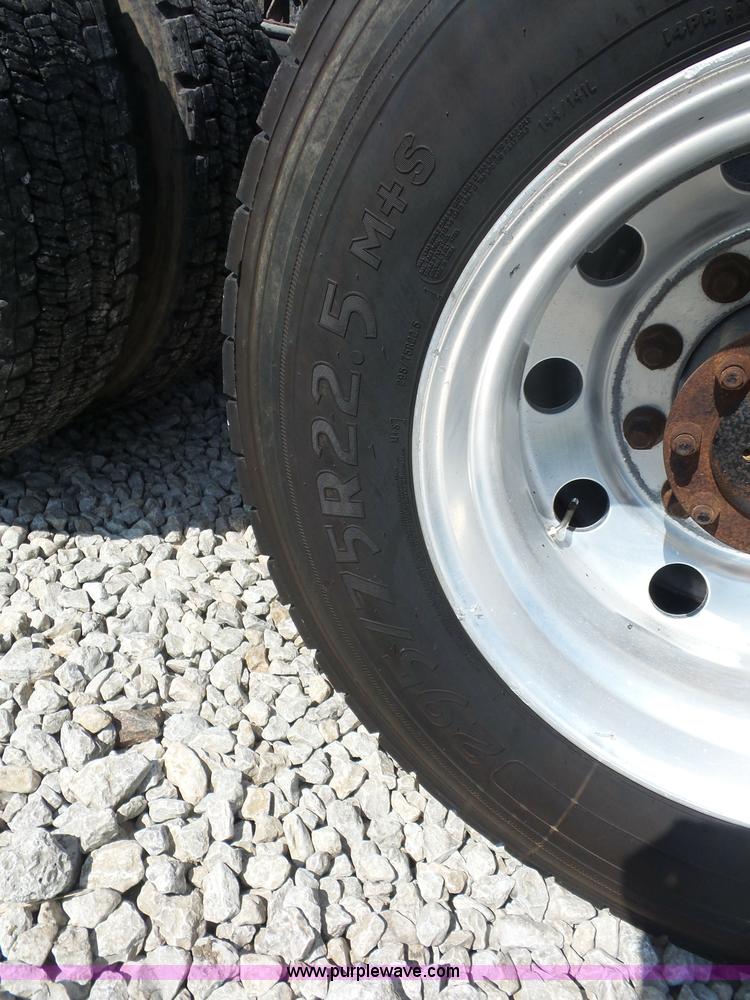 image for item L2876 2000 Kenworth semi truck